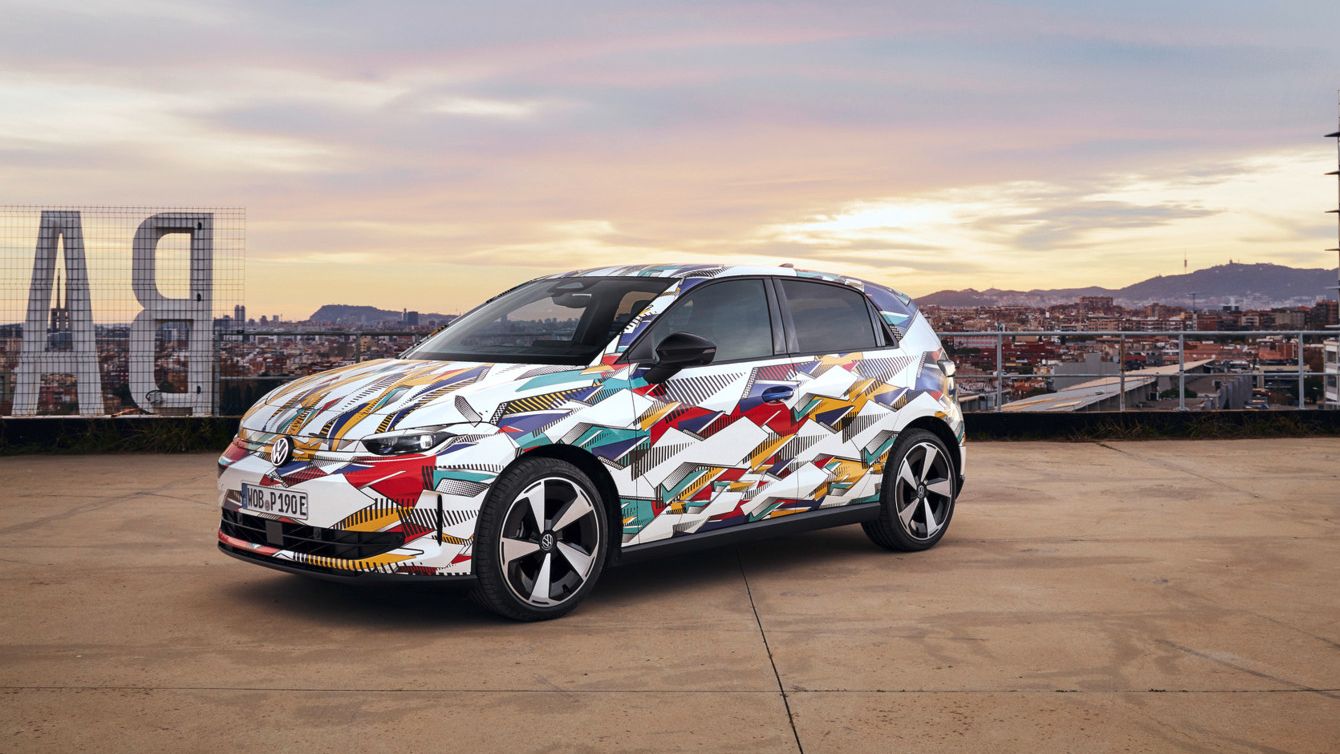 Un VW ID. Polo vopsit în culori vii stă într-o parcare, cu orașul și dealurile în fundal. Vehiculul este acoperit cu un design vibrant, abstract. Cerul va fi parțial înnorat, cu culori de răsărit sau apus.