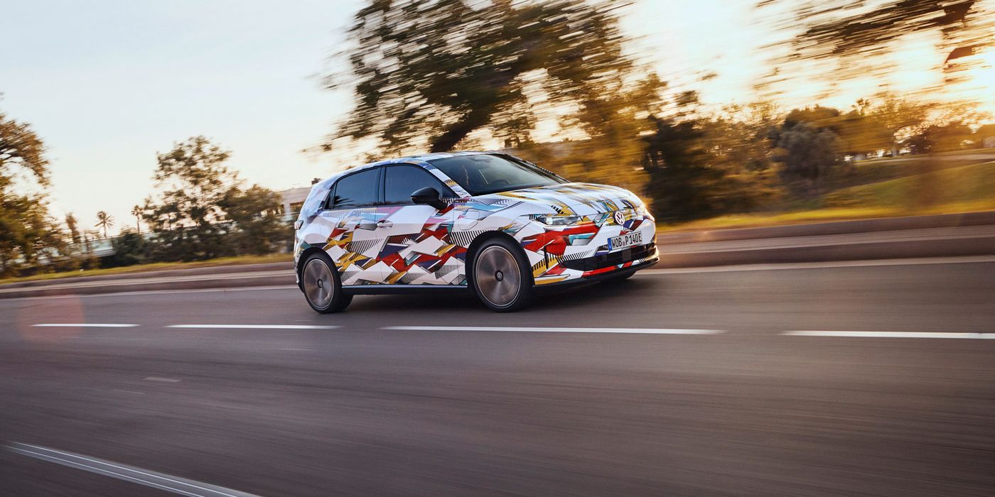 Un ID. Polo conduce repede pe un drum înconjurat de copaci și peisaje neclare la apus. Vehiculul poartă o vopsea de camuflaj colorată și atrăgătoare. Drumul este gol și pare să șerpuiască printr-o zonă rurală.