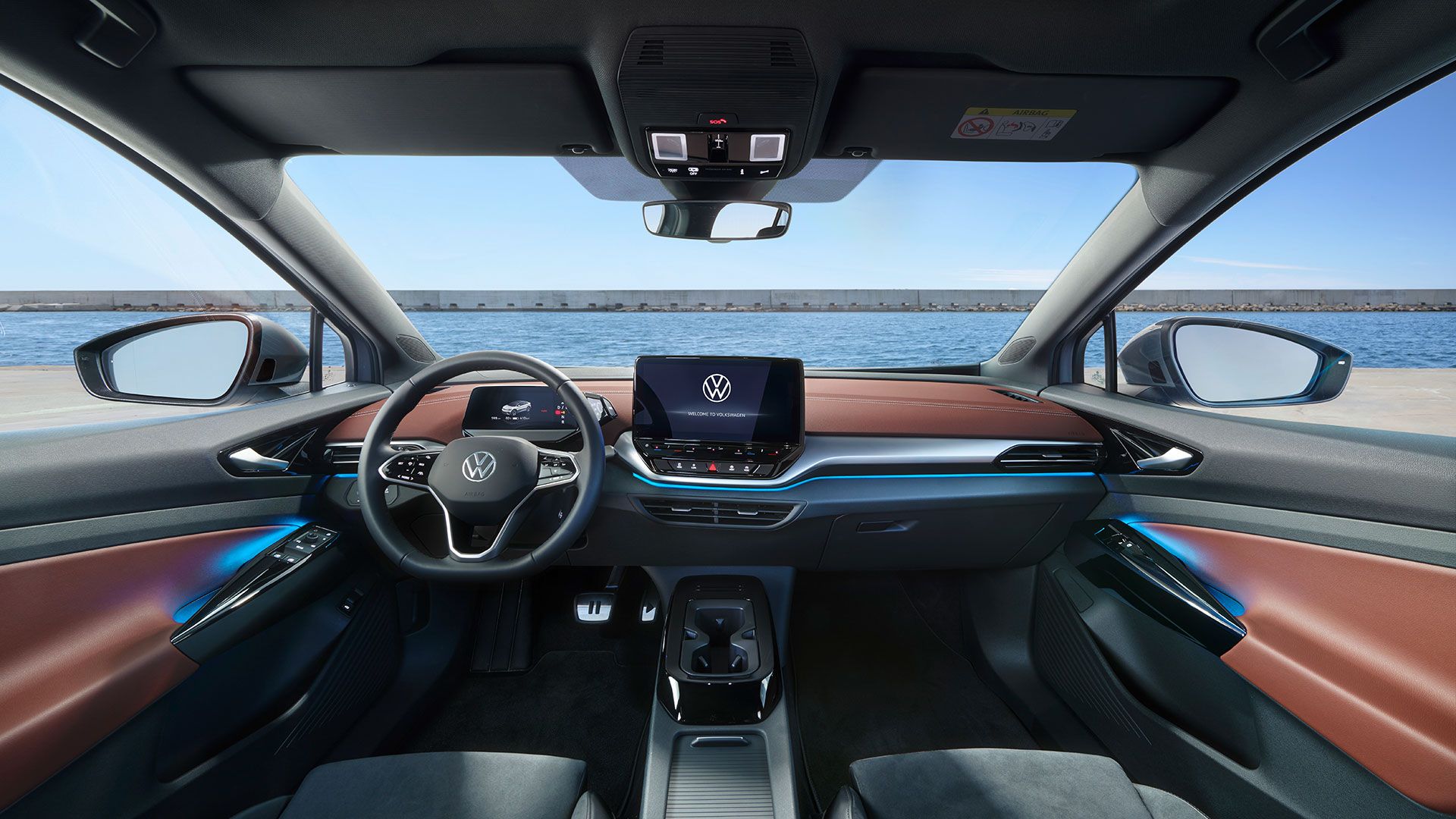 Perspectivă interioară a unui VW ID.5, vedere din spate a locurilor din față, volanului și panoului de instrumente