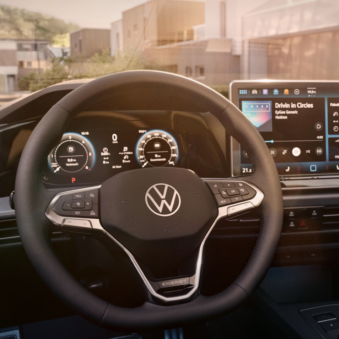 Interiorul noului Volkswagen full hibrid cu planșa de bord digitală