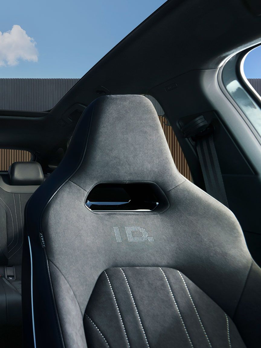 Scaunele din față ale unui VW ID.5, perspectivă laterală a ușii pasagerului