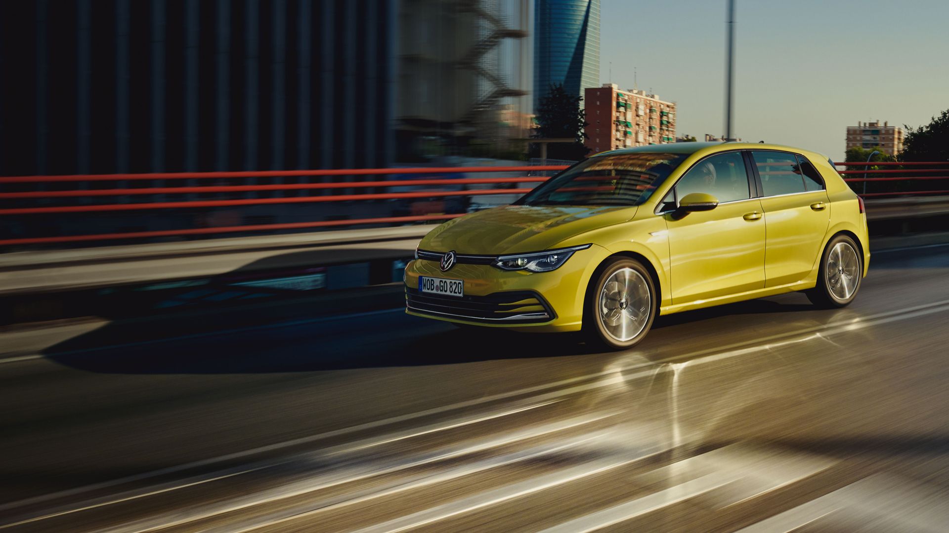 Fahrender VW Golf, Seitenansicht