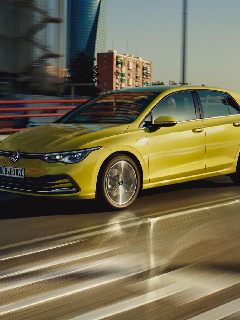 Fahrender VW Golf, Seitenansicht