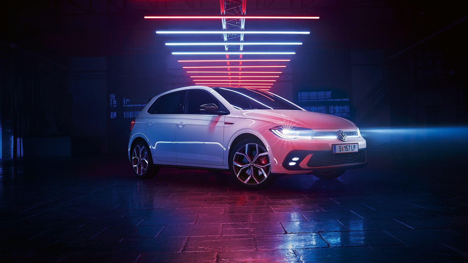 Seiten- und Frontansicht eines weißen VW Polo GTI