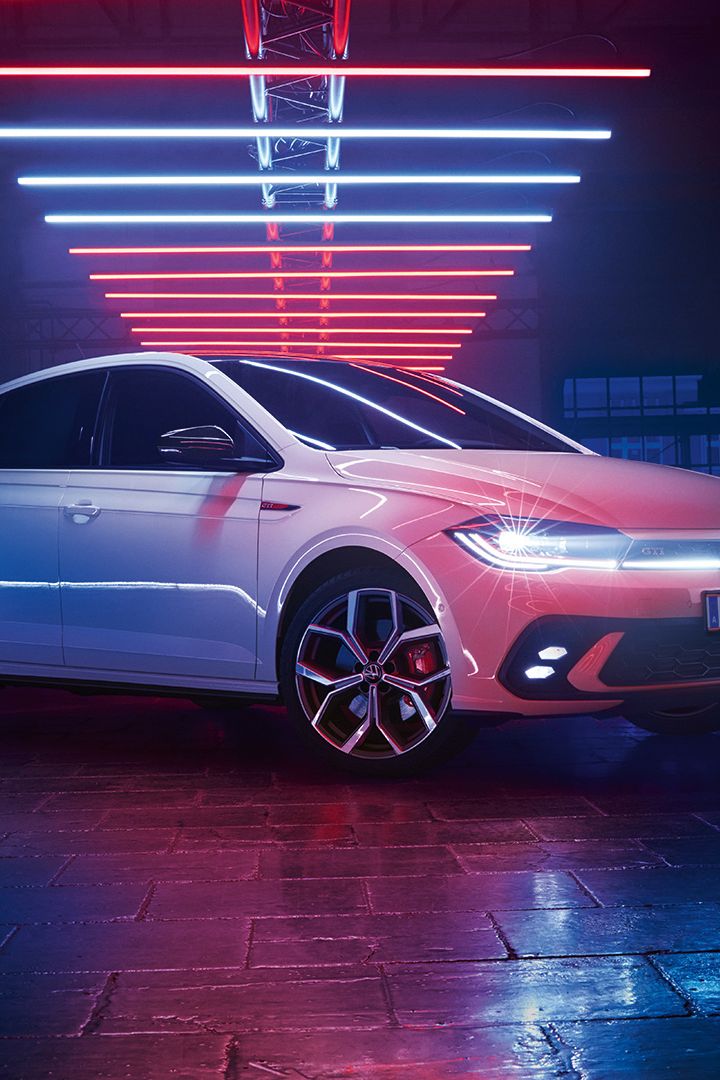 Seiten- und Frontansicht eines weißen VW Polo GTI