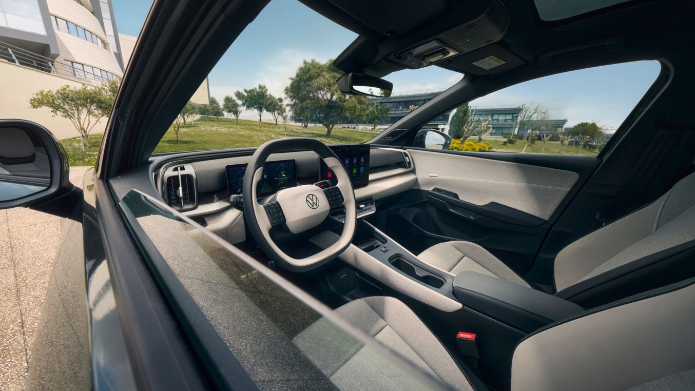 Blick durch die Seitenscheibe auf das Lenkrad und Cockpit eines VW ID. Cross.