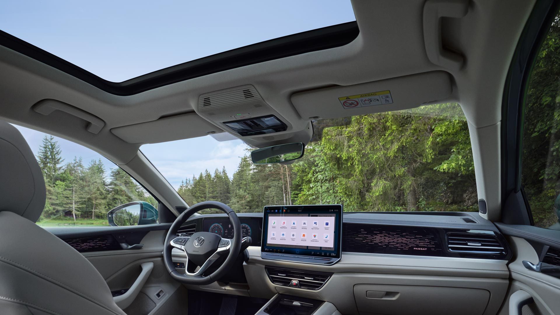 Vedere interioară a modelului VW Passat cu perspectivă asupra scaunelor opționale ergoActive, postului de conducere și Jumbobox-ului.
