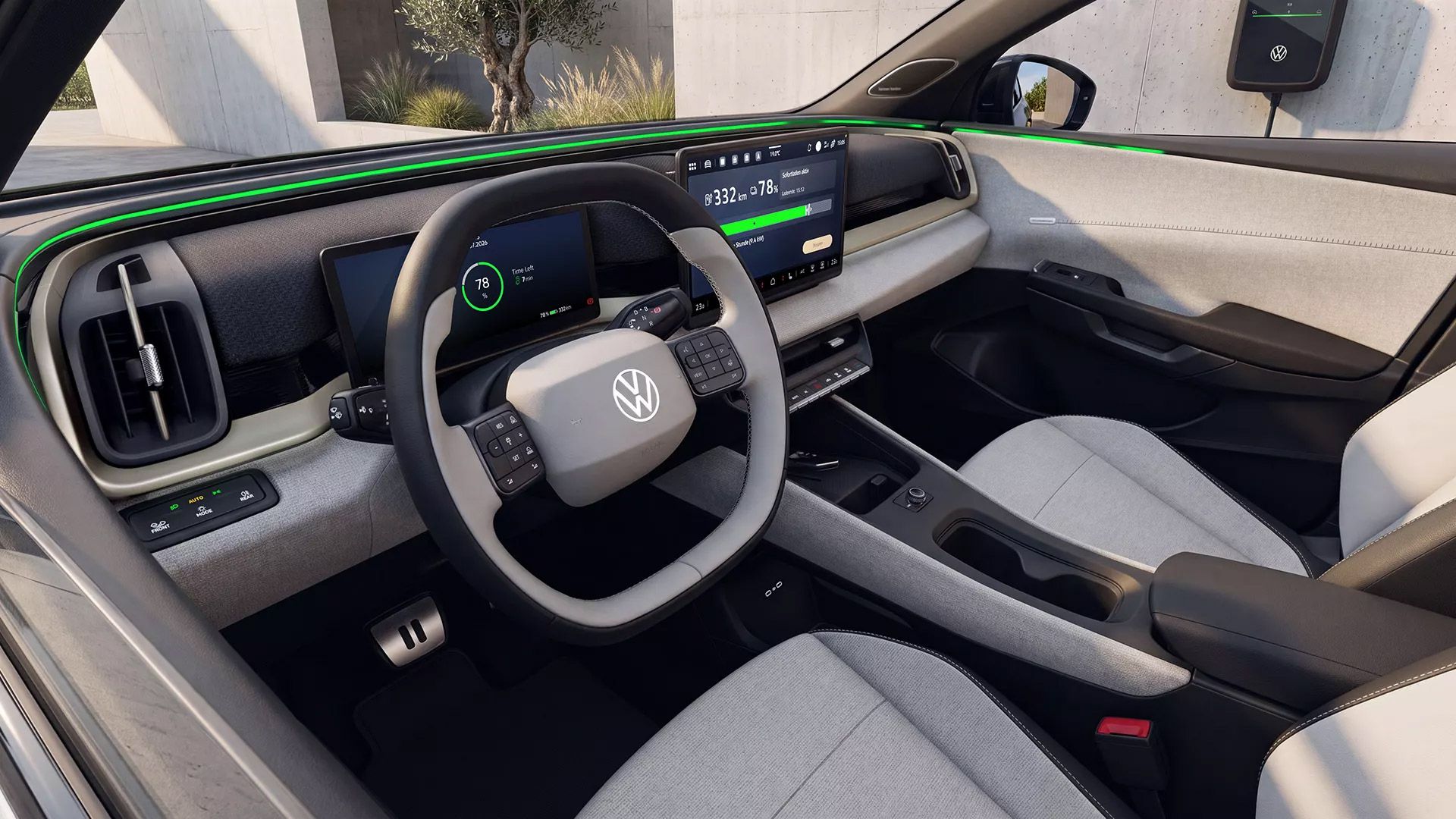 Innenraum eines ID. Cross mit Fokus auf das Cockpit: ein großes zentrales Touchdisplay, ein digitales Kombiinstrument hinter dem Lenkrad und ein reduziertes, hellgraues Armaturenbrett mit wenigen physischen Knöpfen. Das Lenkrad trägt das VW-Logo und ist mit zahlreichen Bedientasten ausgestattet. Im Hintergrund ist eine Ladesäule außerhalb des Fahrzeugs zu sehen.