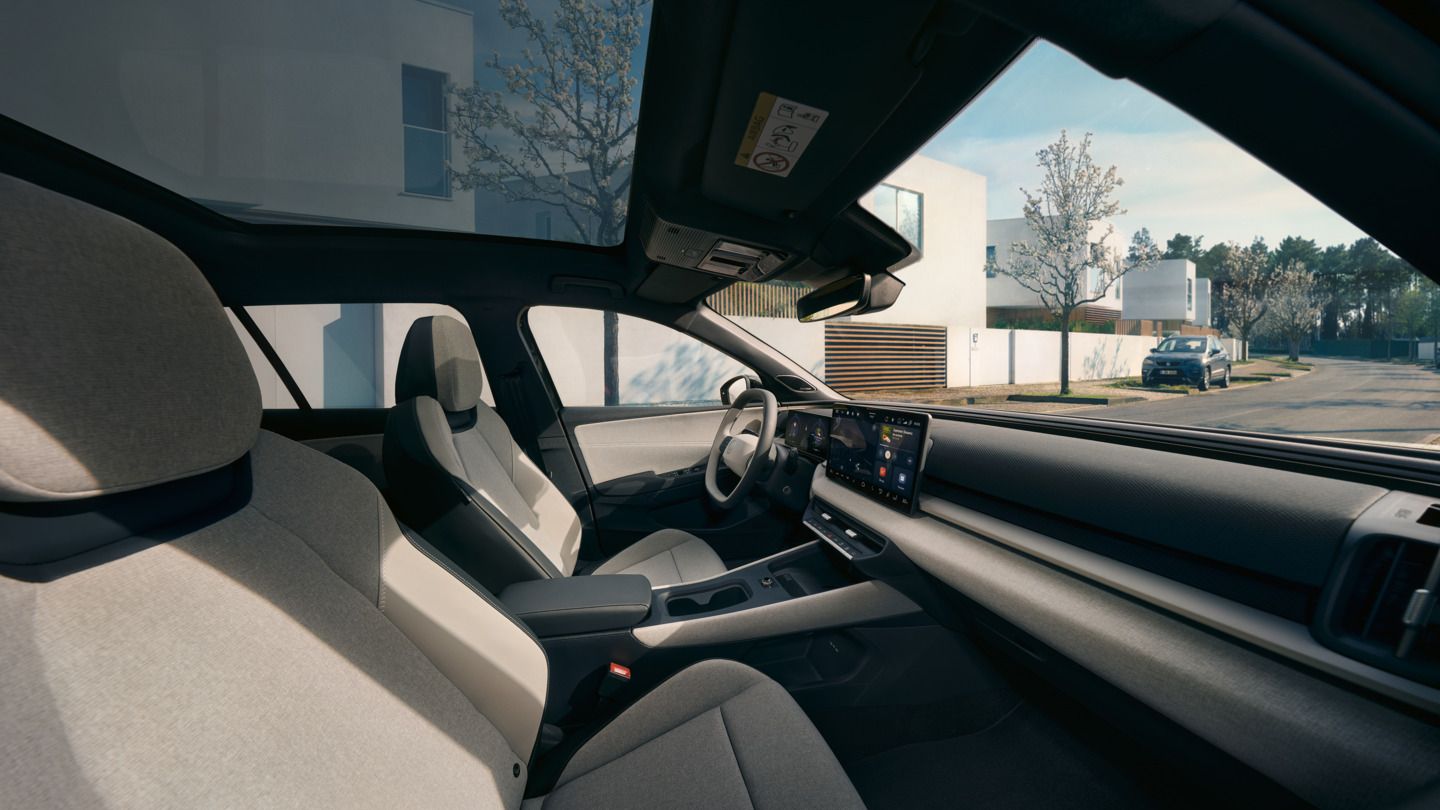 Innenansicht eines VW ID. Cross in hellem Interieur Design mit Blick auf das Cockpit.