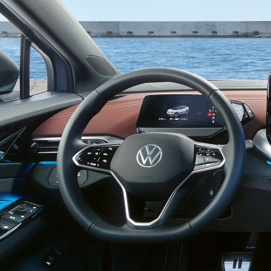 Digitales Cockpit des VW ID.5, Blick auf das Lenkrad und den Touchsreen, auf dem Display sieht man den In-Car Shop