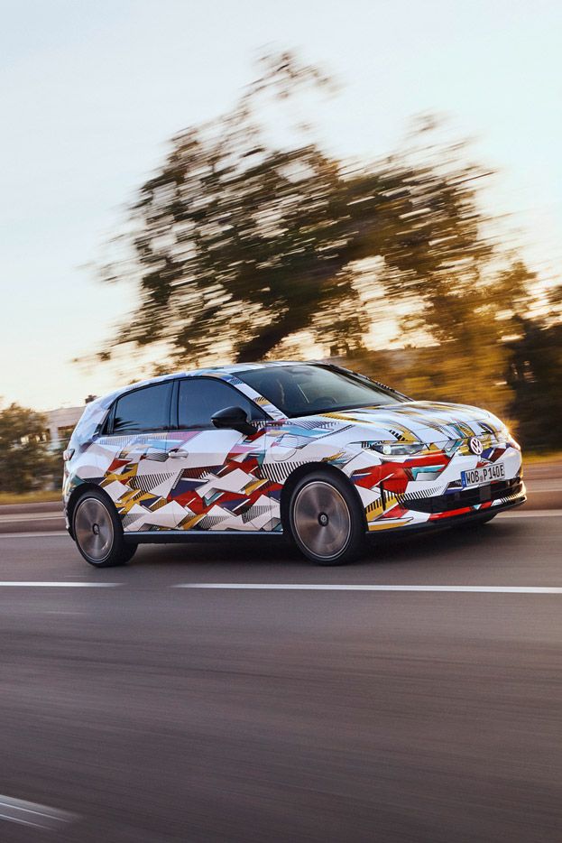 Un ID. Polo conduce repede pe un drum înconjurat de copaci și peisaje neclare la apus. Vehiculul poartă o vopsea de camuflaj colorată și atrăgătoare. Drumul este gol și pare să șerpuiască printr-o zonă rurală.