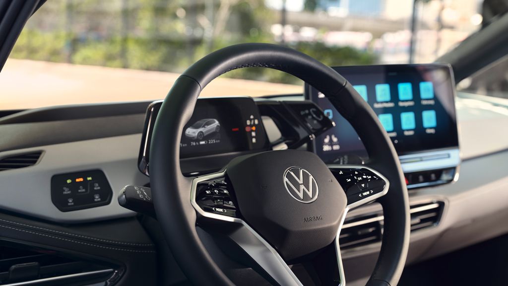 Blick auf das Multifunktionslenkrad im VW ID.3 mit Touch-Taste für den Sprachassistenten.