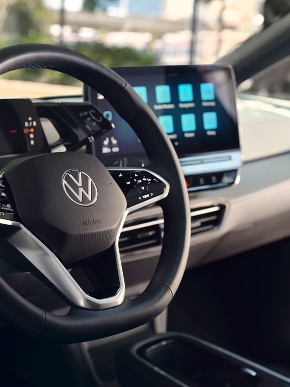 Blick auf das Multifunktionslenkrad im VW ID.3 mit Touch-Taste für den Sprachassistenten.