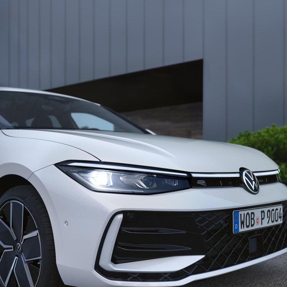 Farurile LED Matrix în centrul unei imagini cu un VW Passat.