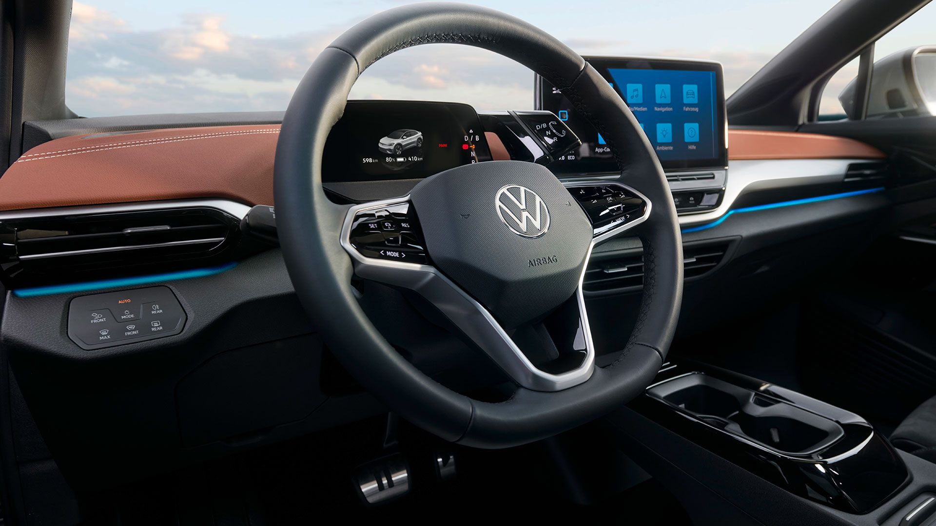 Perspectivă laterală a volanului multifuncțional, panoului de instrumente și sistemului Infotainment al unui VW ID.5 