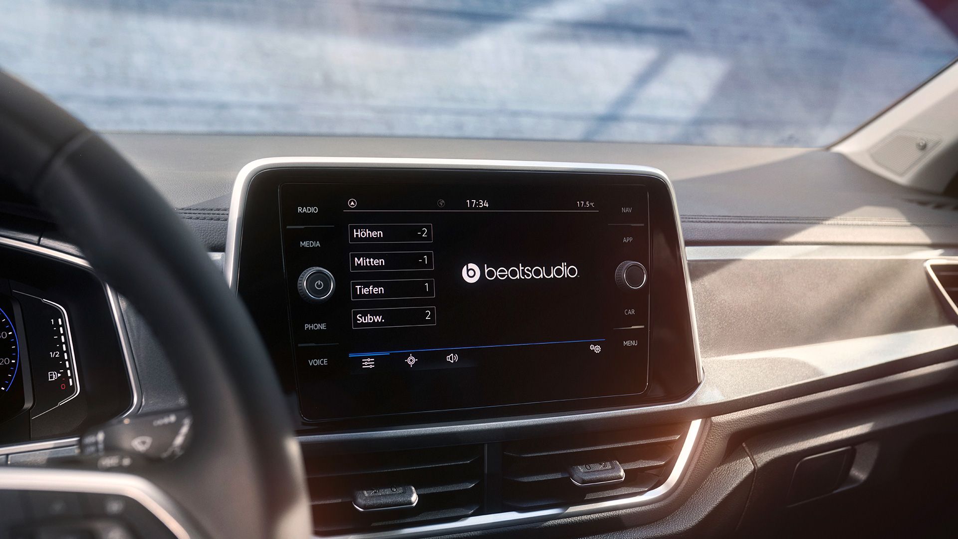 Interior VW T-Roc, vedere detaliată a sistemului Infotainment Discover Media