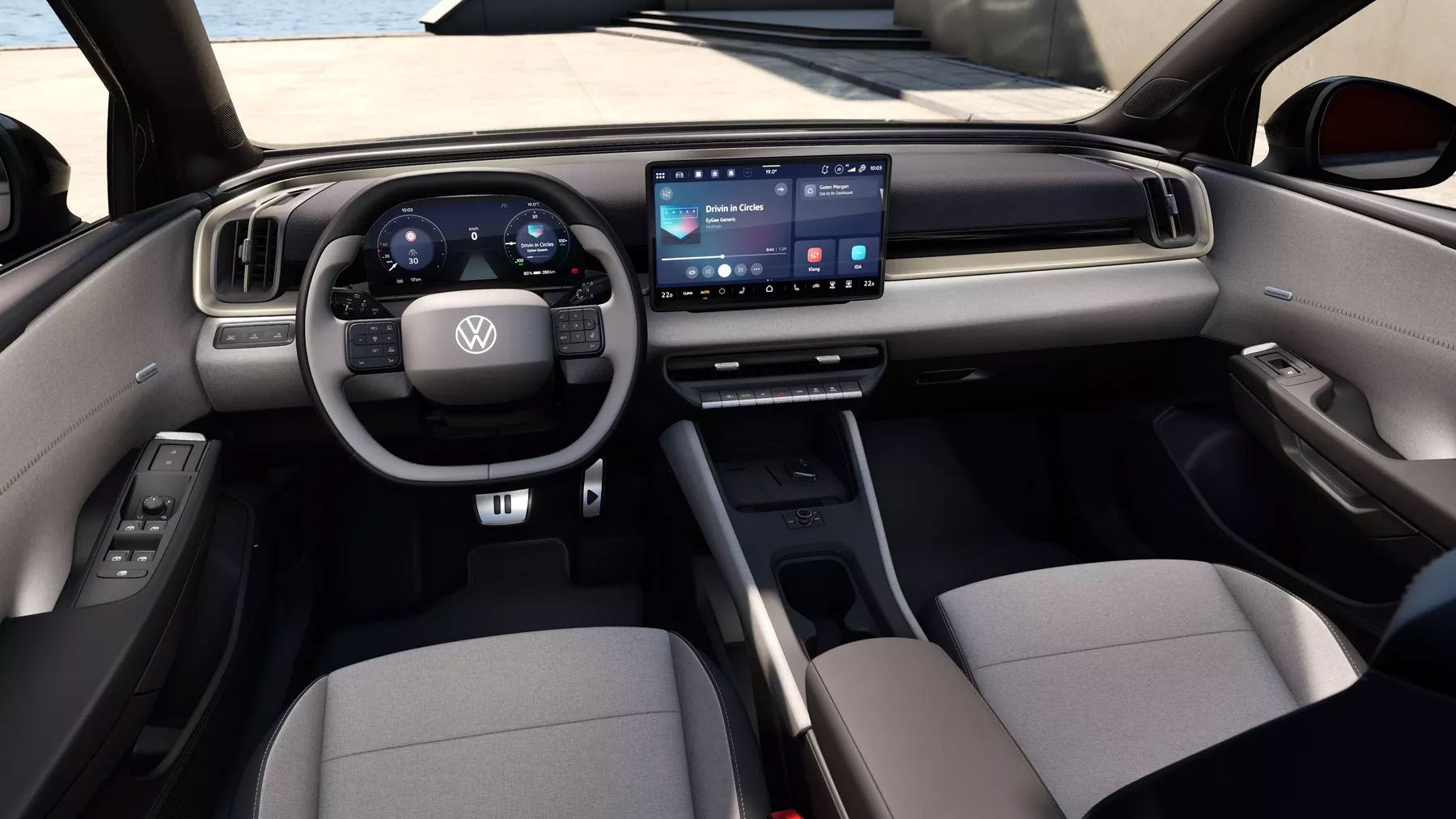 Innenraum eines VW ID. Cross Style mit hellgrauen Sitzen und minimalistischer Armaturentafel. Vor dem Fahrer befindet sich ein digitales Kombiinstrument und ein Multifunktionslenkrad, in der Mitte ein großer Touchscreen mit Infotainment-Anzeige. Die Mittelkonsole ist schlank gestaltet, mit wenigen physischen Tasten und viel freiem Raum.