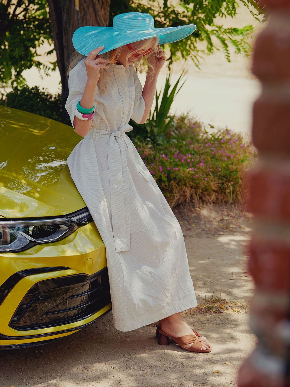 VW Golf Frontansicht, Frau sitz auf der Motorhabe