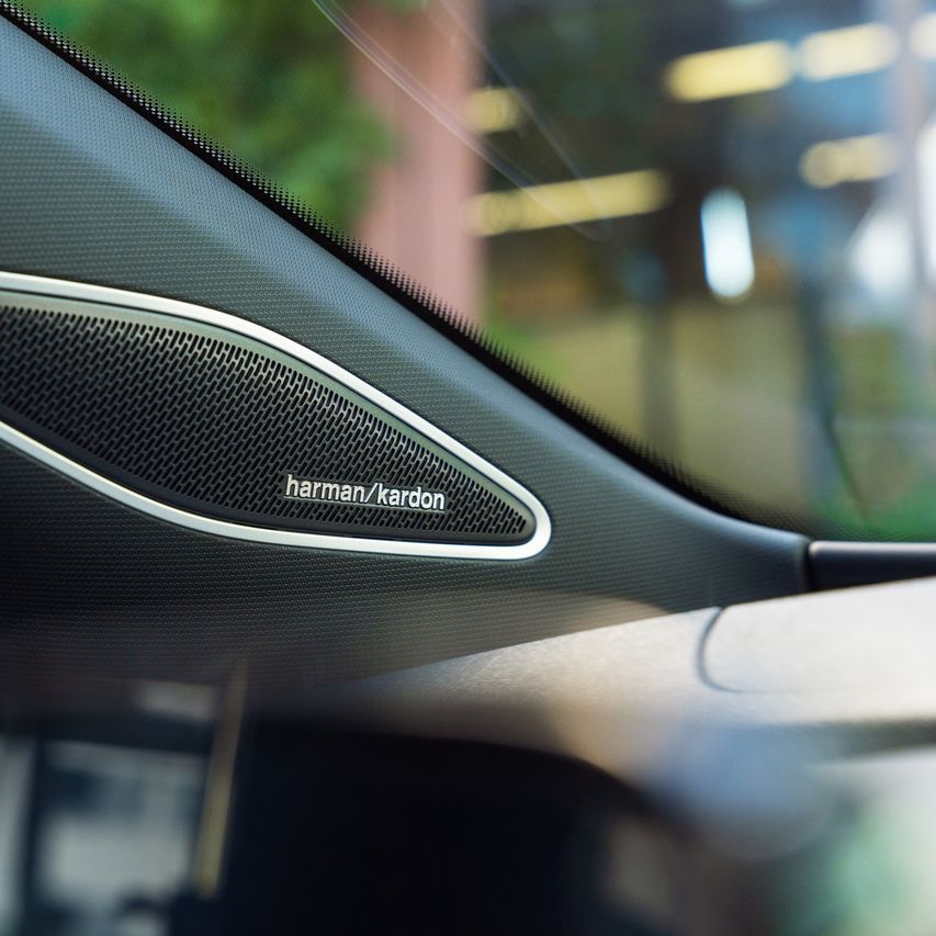 Blick durch das Panoramaglasdach des neuen VW ID.3