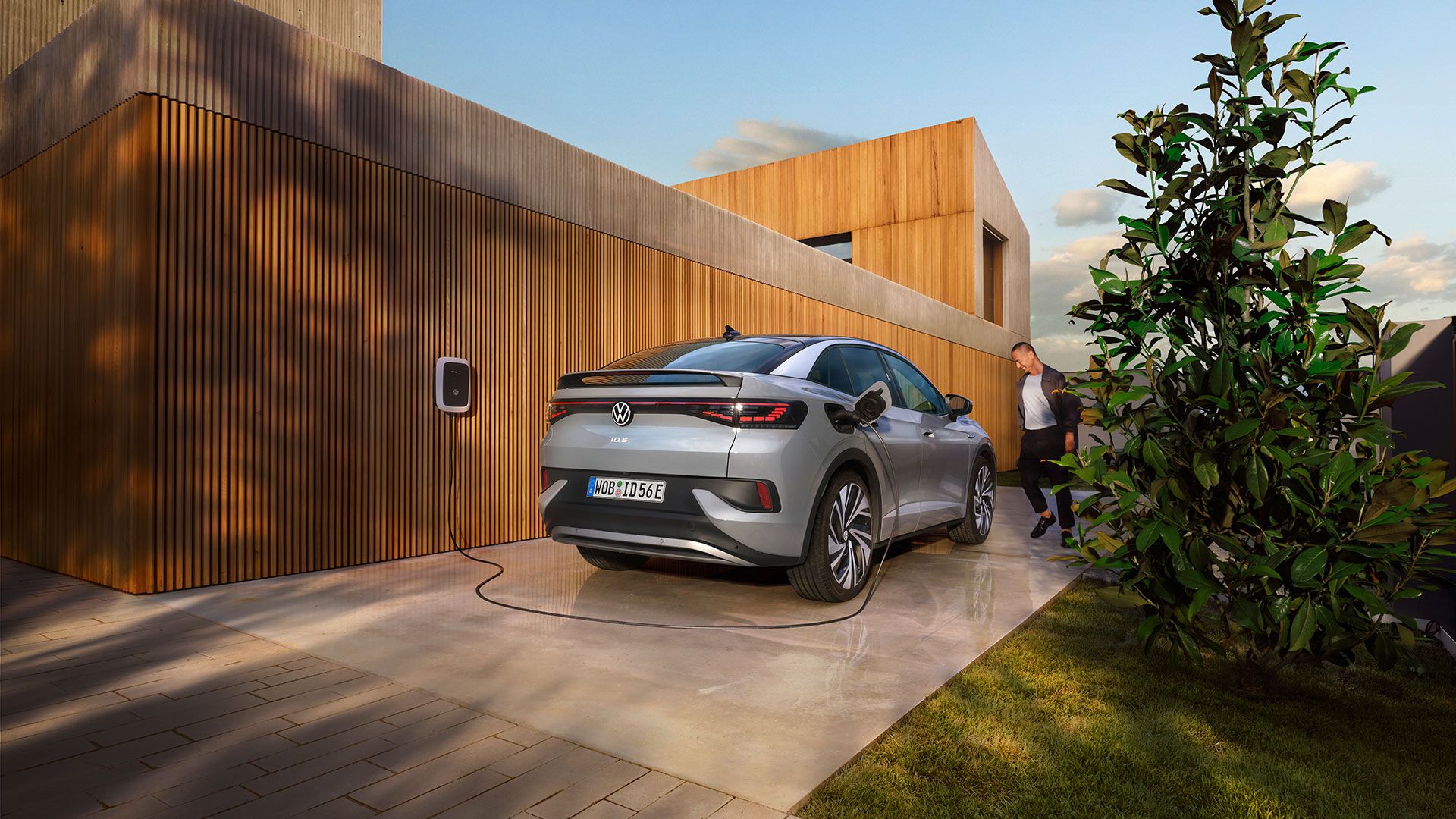 ID. Charger Wallbox de la Volkswagen Group Charging GmbH (Elli) suspendat pe un stâlp 