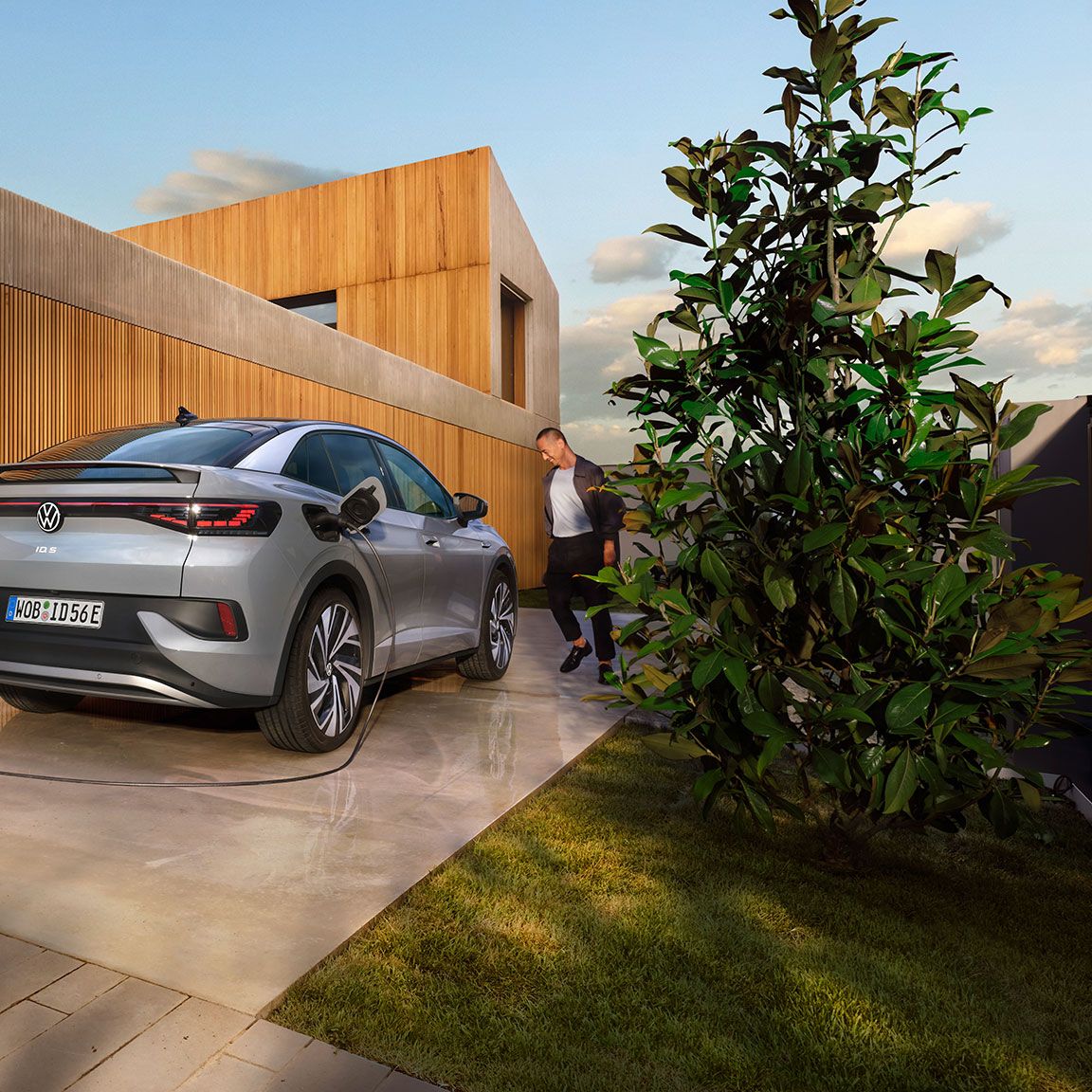ID. Charger Wallbox de la Volkswagen Group Charging GmbH (Elli) suspendat pe un stâlp 