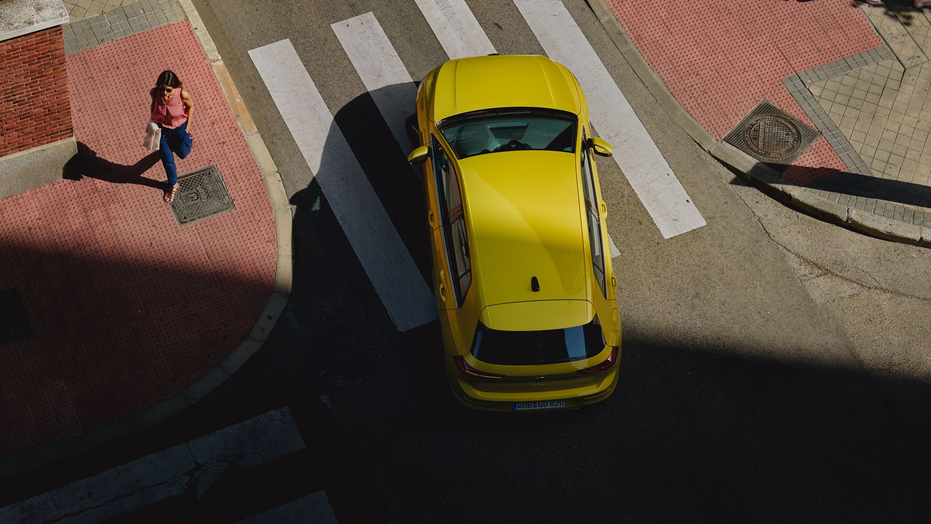 Vogelperspektive auf den VW Golf, der rum eine Kurve fährt