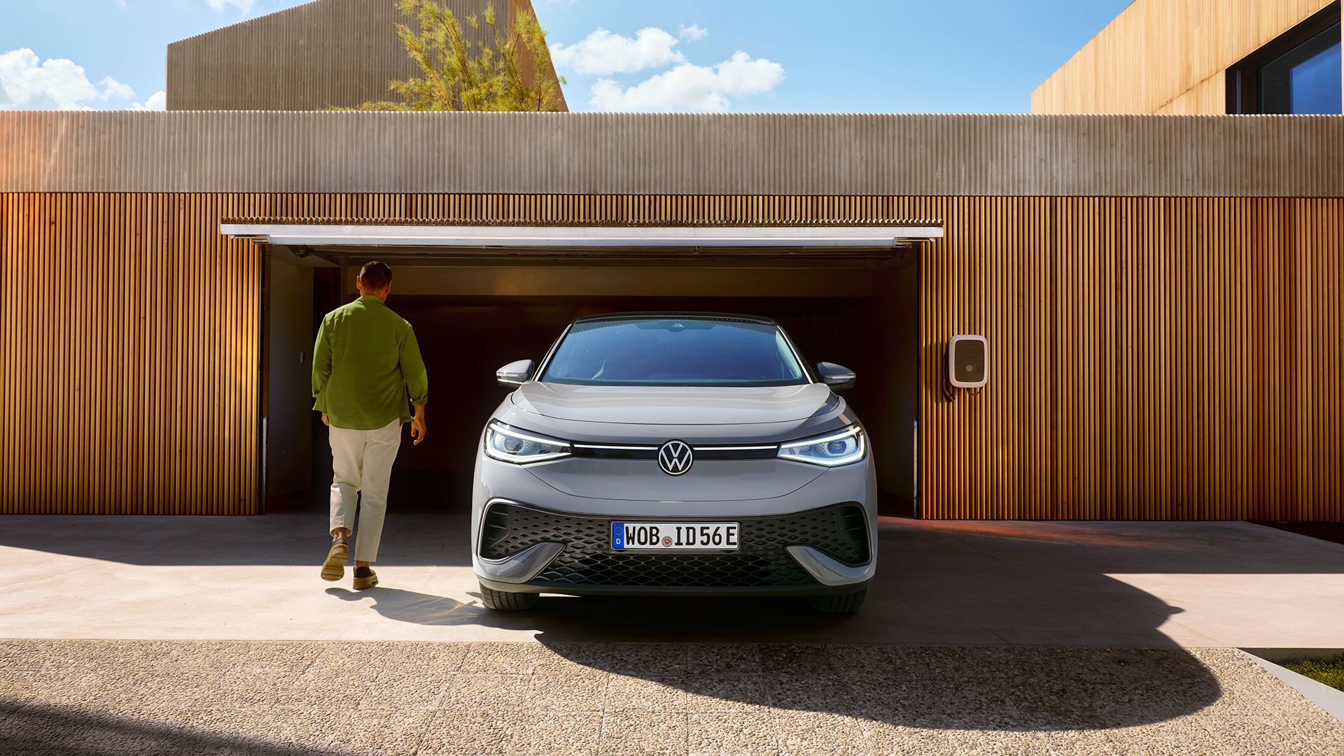 VW ID.5 se află pe aleea unui garaj