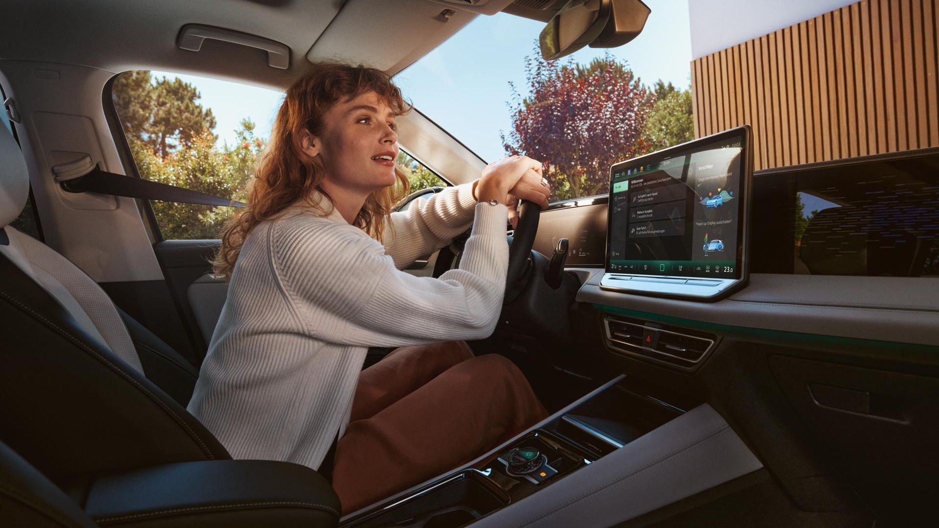 Vedere detaliată în spațiul interior al modelului VW Tiguan asupra afișajului de mari dimensiuni.