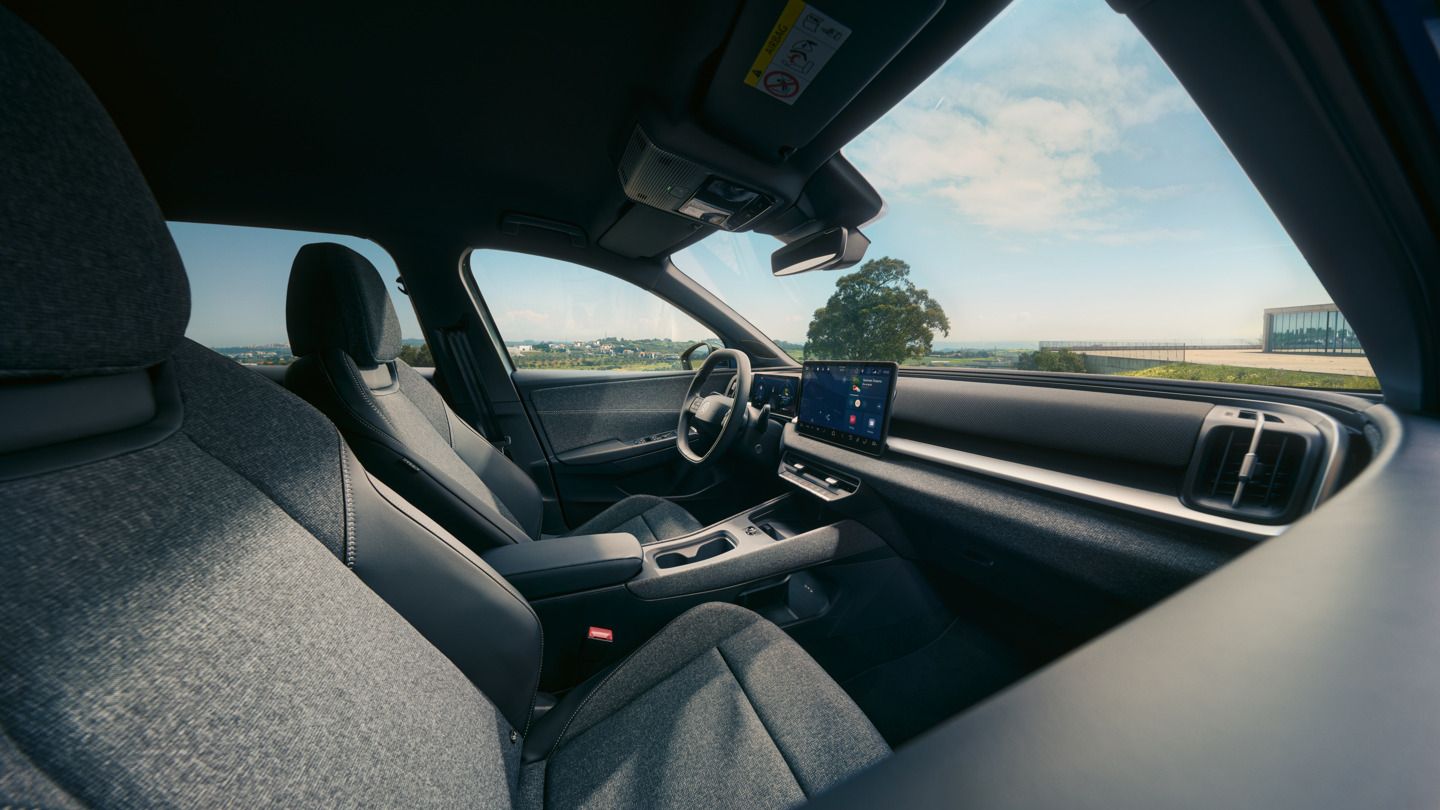 Innenansicht eines VW ID. Cross in dunklem Interieur Design mit Blick auf das Cockpit.