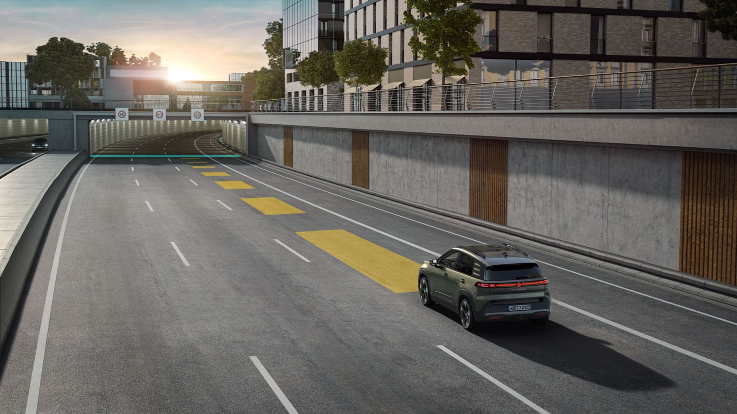 Illustration zeigt schematisch anhand eines VW ID.Cross die Funktionsweise der automatischen Distanzregelung.
