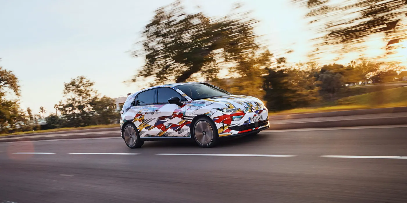 Un ID. Polo conduce repede pe un drum înconjurat de copaci și peisaje neclare la apus. Vehiculul poartă o vopsea de camuflaj colorată și atrăgătoare. Drumul este gol și pare să șerpuiască printr-o zonă rurală.