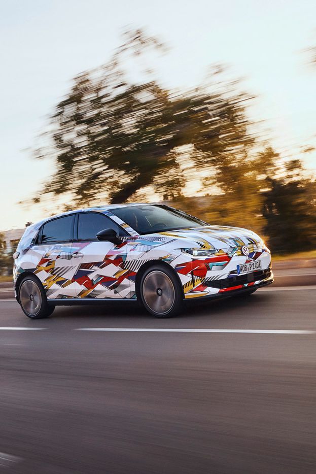 Un ID. Polo conduce repede pe un drum înconjurat de copaci și peisaje neclare la apus. Vehiculul poartă o vopsea de camuflaj colorată și atrăgătoare. Drumul este gol și pare să șerpuiască printr-o zonă rurală.