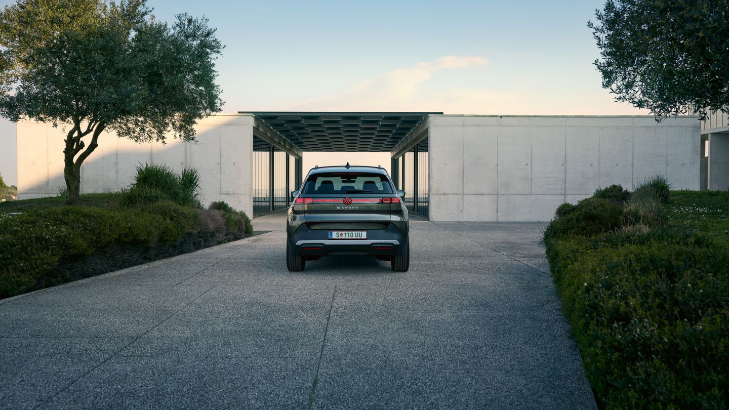 Heckansicht eines VW ID. Cross, der vor einem weißen Gebäude parkt.