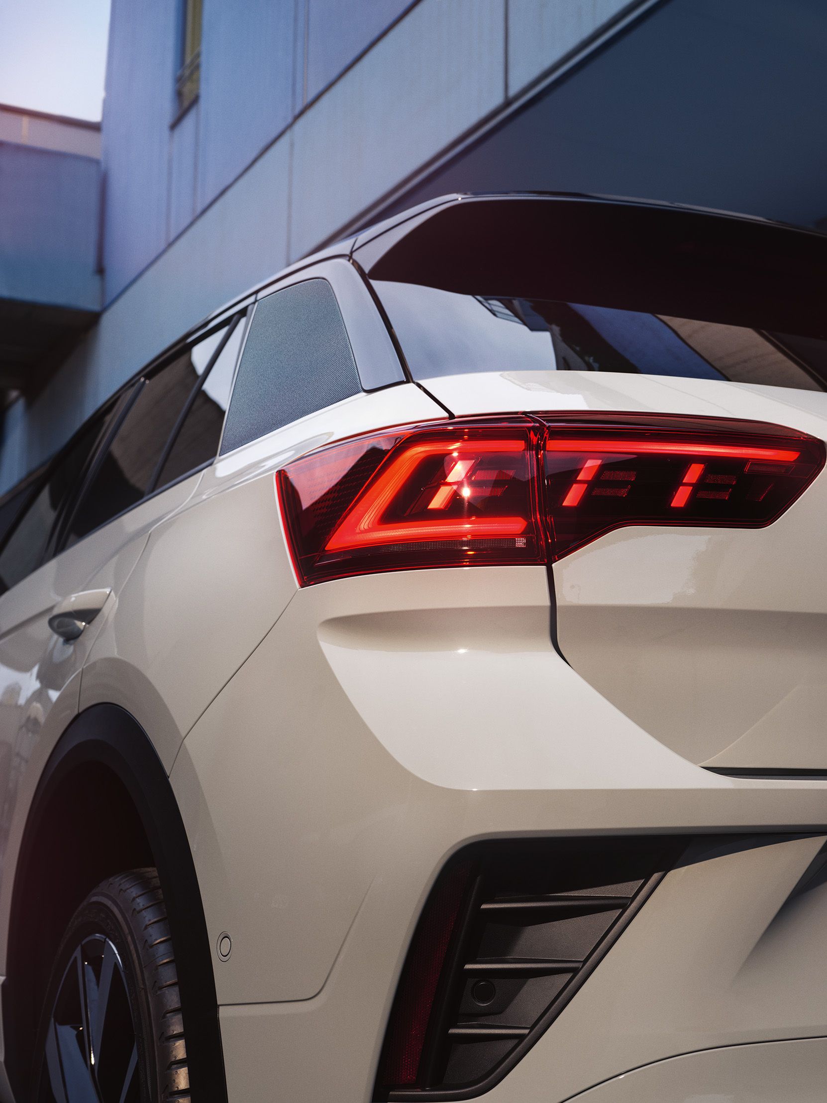 VW T-Roc Style de culoare albă, vedere spate