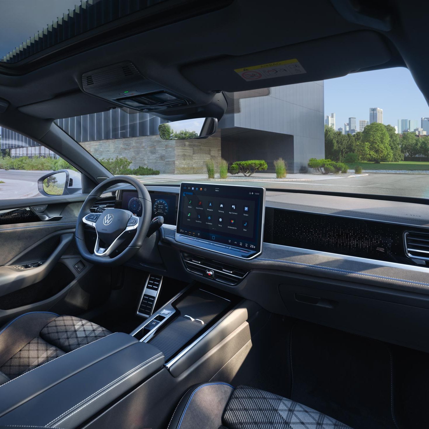 Vedere interioară a modelului VW Passat cu perspectivă asupra scaunelor opționale ergoActive și postului de conducere.