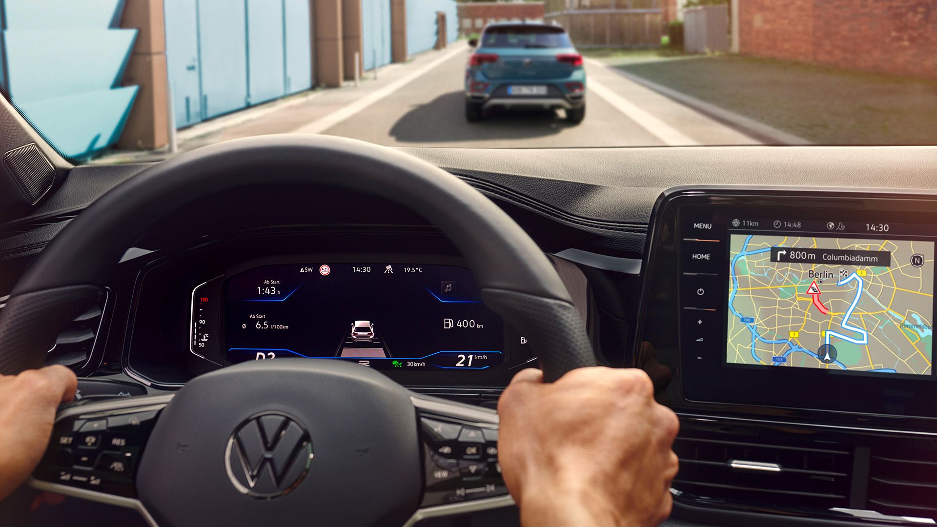 Interior VW T-Roc, vedere detaliată a cockpit-ului digital cu Travel Assist activat