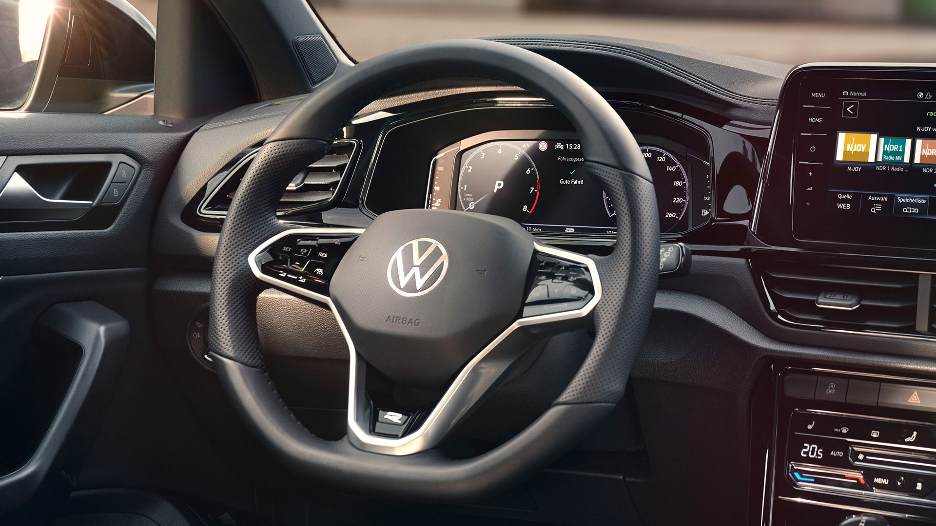 Interior VW T-Roc, vedere detaliată a volanului multifuncțional