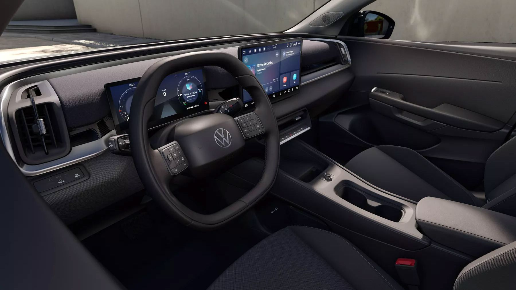 Innenraum eines VW ID. Cross Trend mit Fokus auf das Cockpit: Multifunktionslenkrad mit Touch-Bedienelementen, volldigitales Kombiinstrument und großer, horizontal ausgerichteter Infotainment-Bildschirm. Die Mittelkonsole ist schlicht gehalten mit Ablageflächen und einem dezenten, ins Armaturenbrett integrierten Schalthebel. Die Sitze und Verkleidungen sind in dunklen, zurückhaltenden Farben gestaltet.