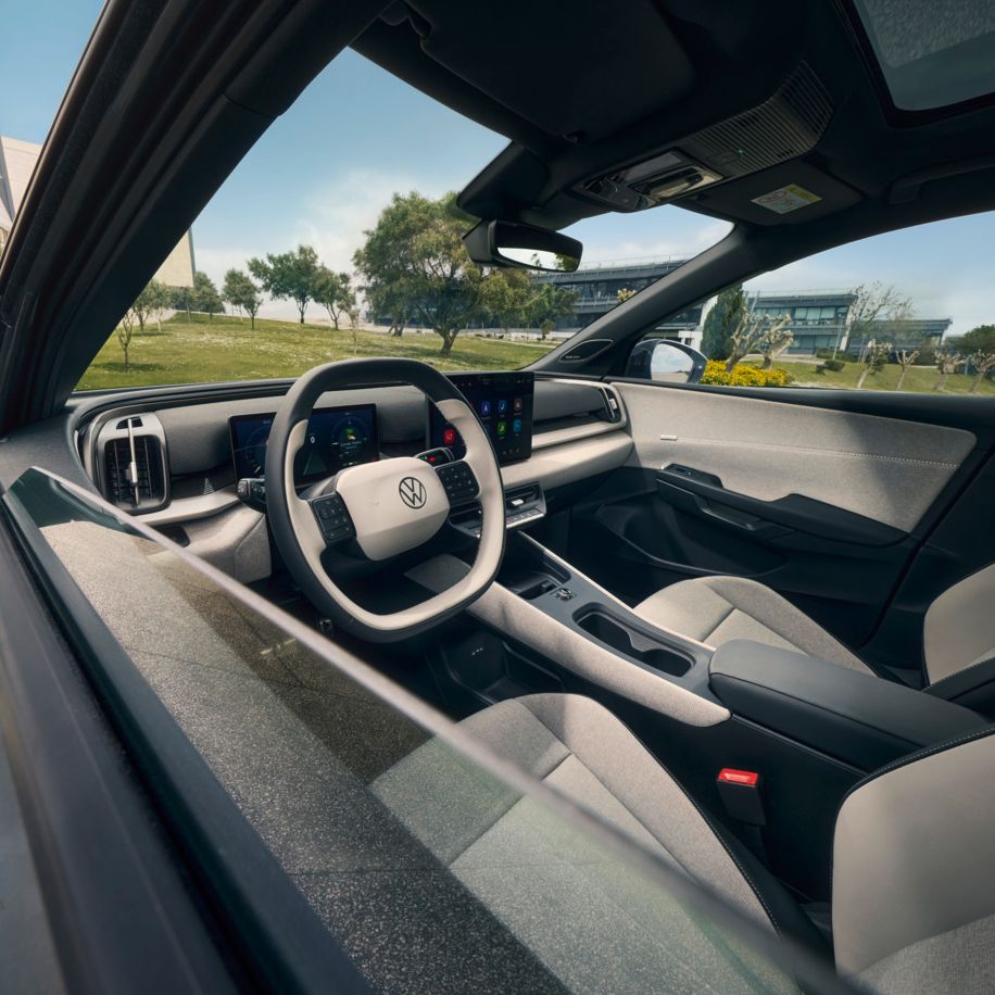 Blick durch die Seitenscheibe auf das Lenkrad und Cockpit eines VW ID. Cross.