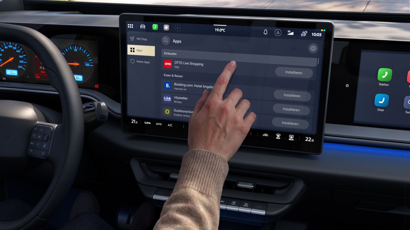 Blick auf das Display des neuen ID. Tiguan. Eine Person bedient mit ihrem Finger den In-Car Shop