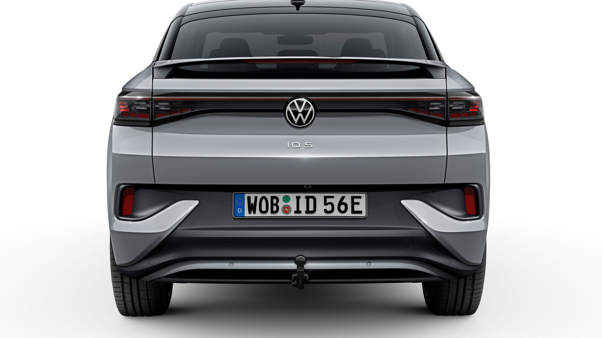 Vedere din spate a modelului VW ID.5 cu cârligul de tractare extins.