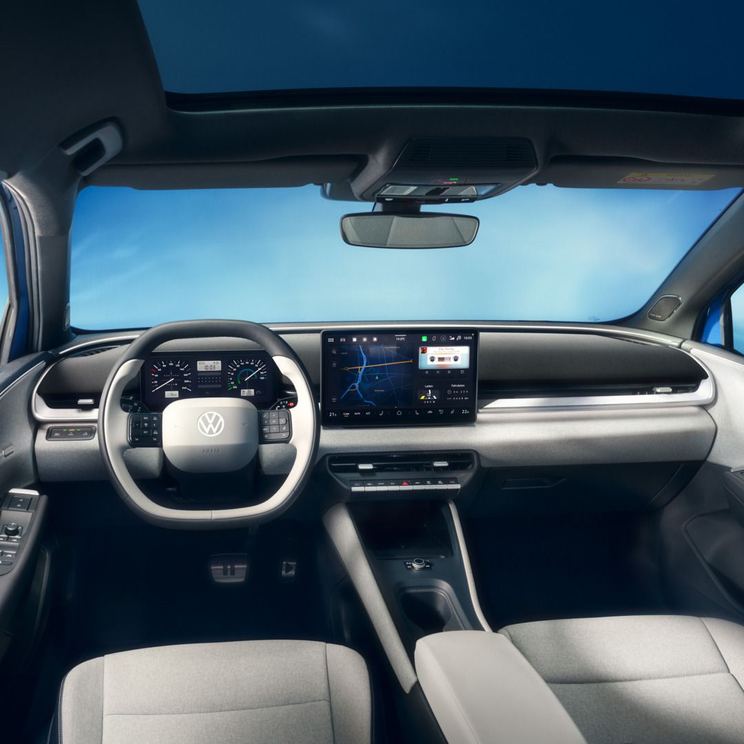 Blick auf das Cockpit mit Lenkrad und Infotainment-System im VW ID. Polo Style.